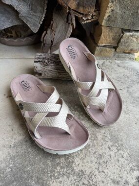 Cliffs by WHITE MOUNTAIN Women's Metallic Crisscross Sandals Sz-7M.  Y